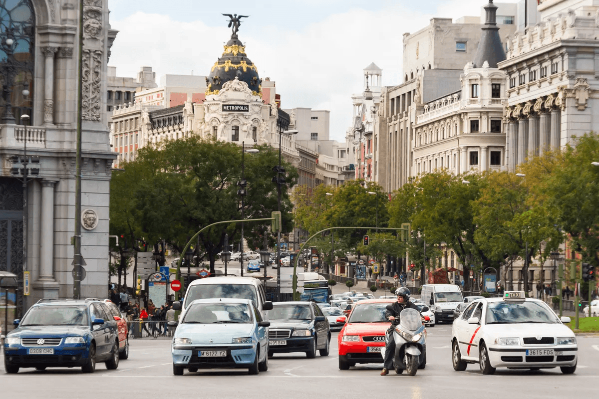 blog-Ventajas de tener un coche eléctrico en Madrid en 2025-poster
