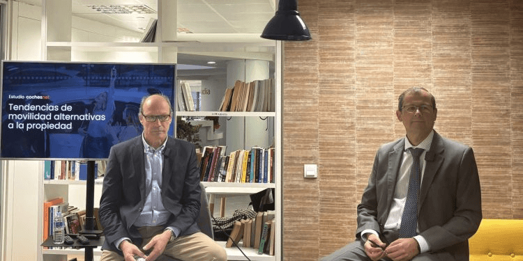 blog-En 2025 sube la intención de compra de coches eléctricos-poster