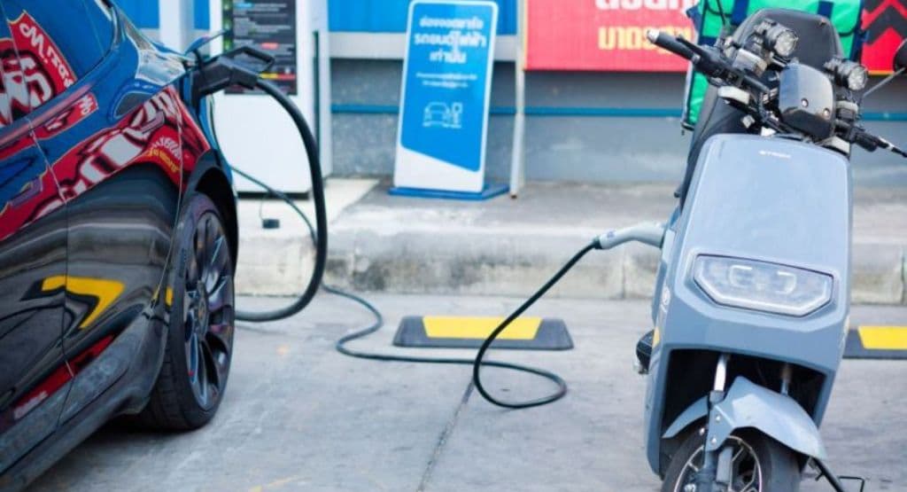 blog-Moto eléctrica vs coche eléctrico para la ciudad: costes, carga y dónde encaja cada uno en 2026-poster