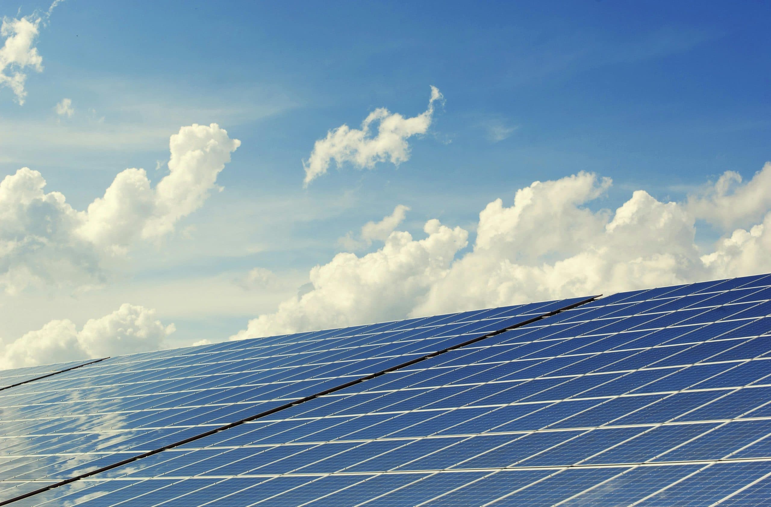 blog-Como cargar tu coche eléctrico con placas solares-poster